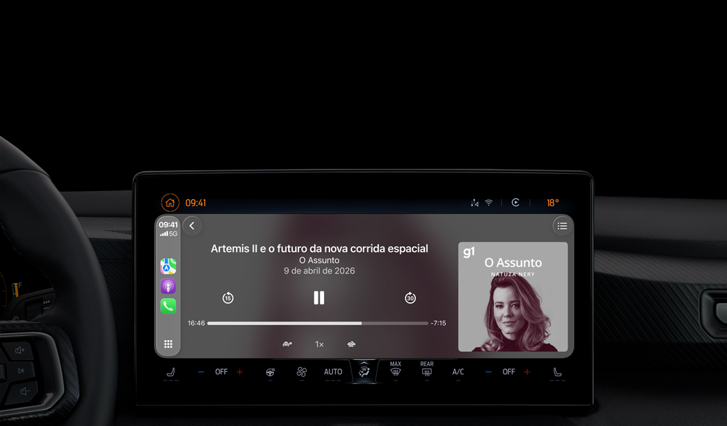 Interior de um carro. A tela do console central mostra o Apple Podcasts reproduzindo pelo CarPlay o podcast "The Spark of Life", da Radiolab. Os controles de reprodução incluem voltar, pausar e avançar.
