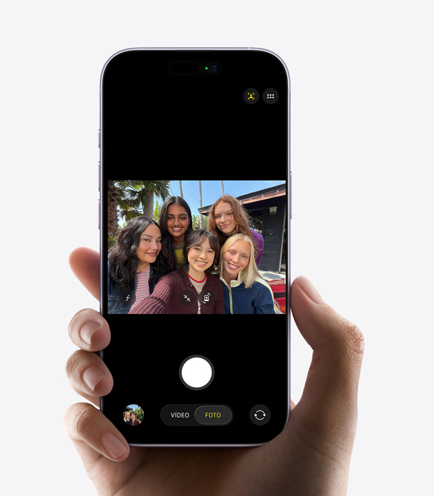 Parte da frente do iPhone 17, com o recurso Palco Central em uso, um grupo tira uma selfie