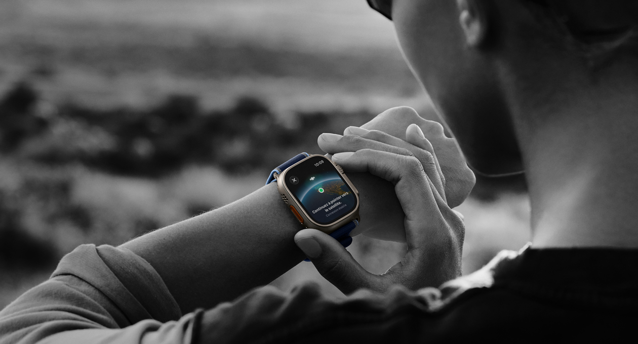 Une personne utilisant la communication satellite sur Apple Watch Ultra 3 pendant une randonnée