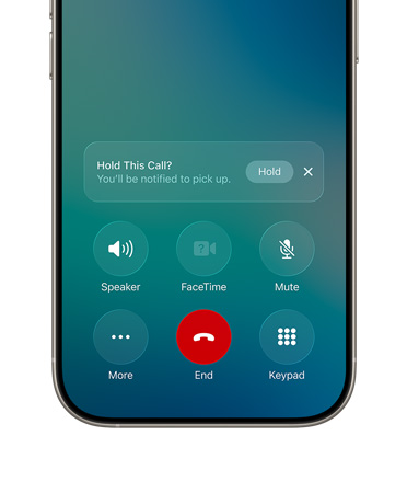 iPhone, ve spodní části obrazovky je vidět aktivní hovor s novou volbou Asistované podržení a oznámením tlačítka pro podržení hovoru