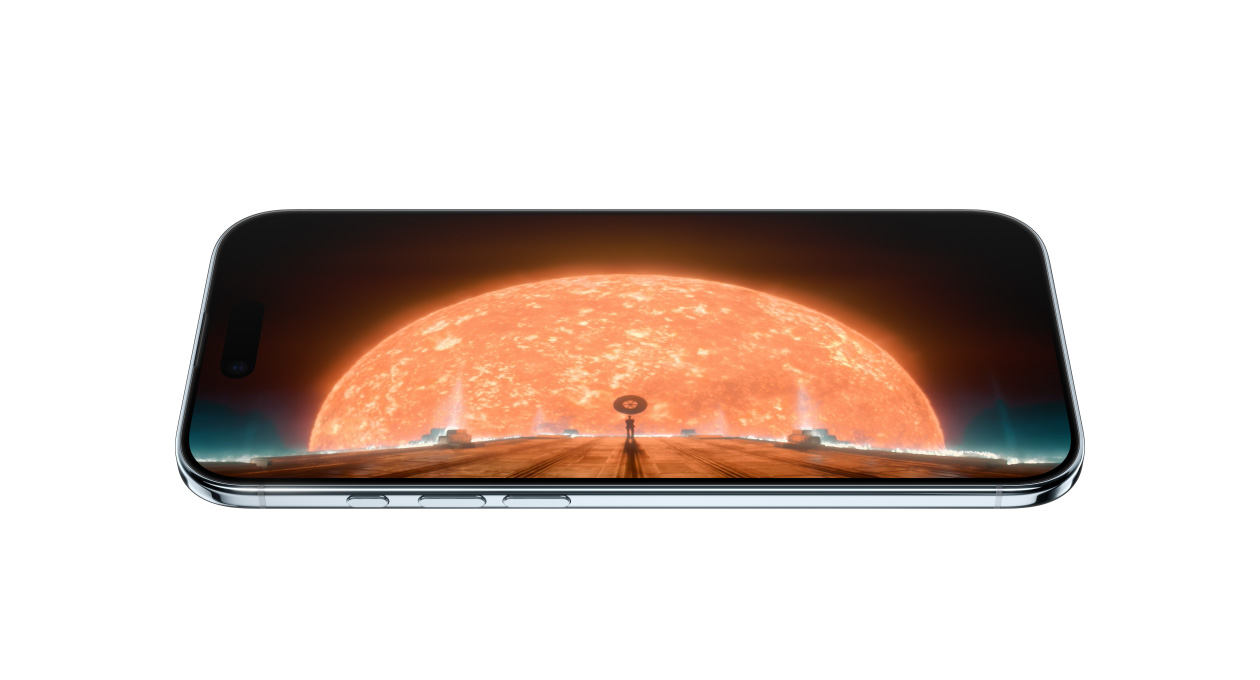 iPhone Air vist forfra og fra siden med et stillbillede fra en scene i Apple TV+-serien Foundation