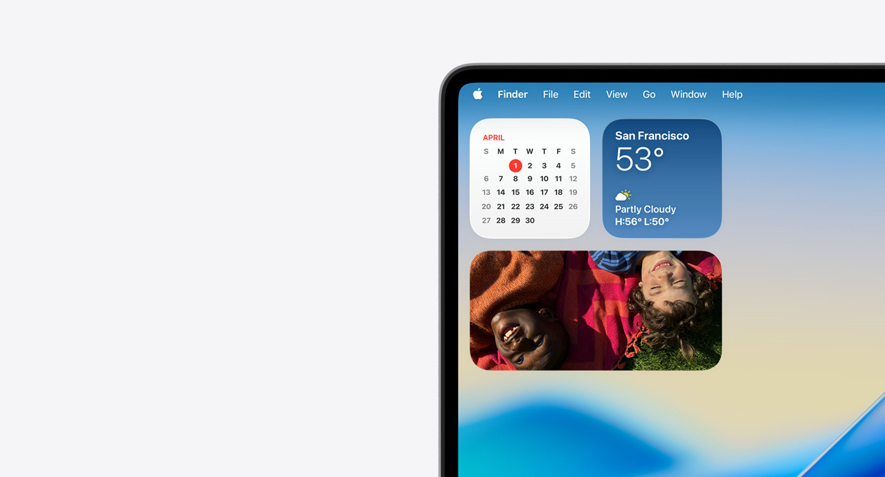 L’angolo in alto a sinistra dello schermo di un Mac, con la barra dei menu trasparente e il Centro notifiche su cui vengono mostrate le versioni Liquid Glass dei widget delle app Meteo, Calendario e Foto