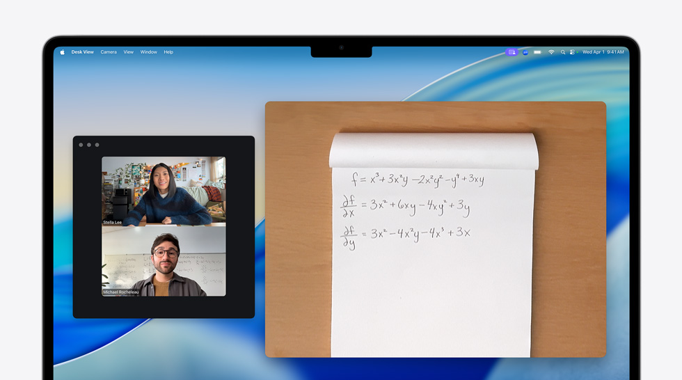Egy ember videohívásban a MacBook Airen, miközben az Íróasztal nézetet használva mutat egy matematikai egyenletet a beszélgetés másik résztvevőjének. Az Íróasztal nézettel egyszerre tudja megjeleníteni a munkaterületét és az arcát a hívásban.