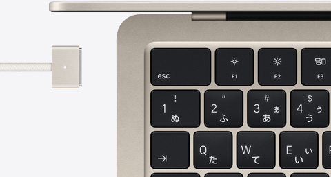 スターライトのMacBook Airとボディに合わせたカラーのMagSafeケーブル