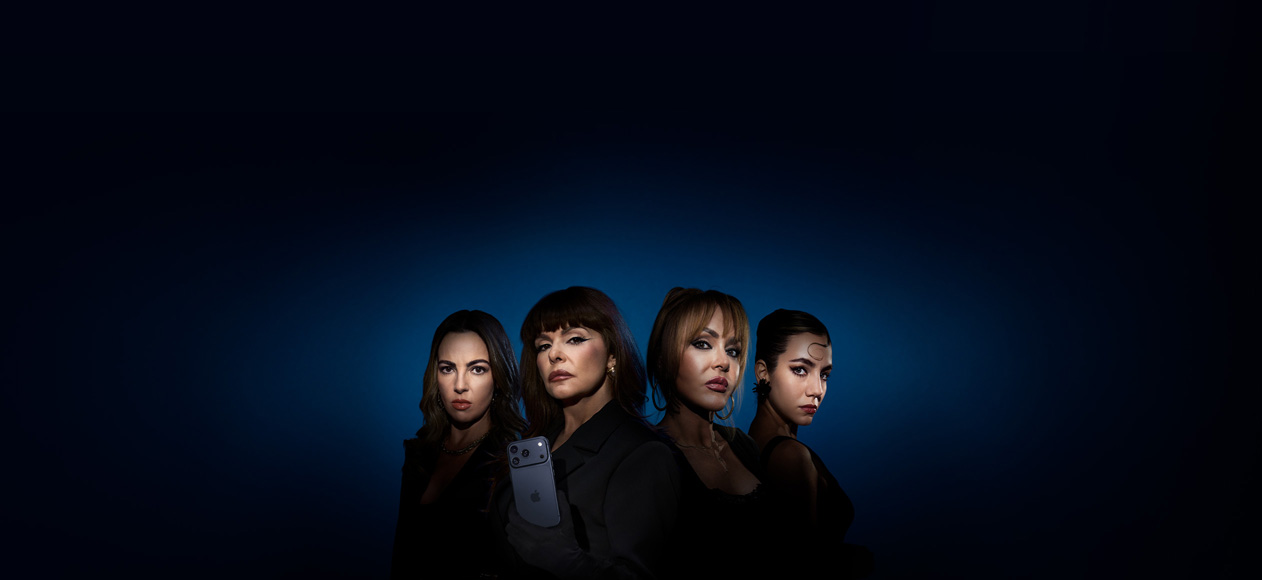 Arte promocional de Nido de Villanas con Mariana Torres, Itatí Cantoral sosteniendo un iPhone 17 Pro, Gabriela Spanic y Ela Velden, vestidas de negro sobre fondo azul oscuro.