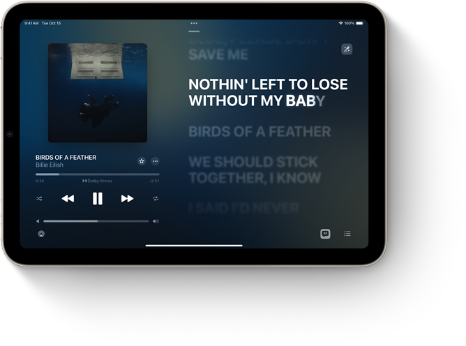 iPad mini otočený na šírku, ktorý zobrazuje Apple Music so slovami piesne.