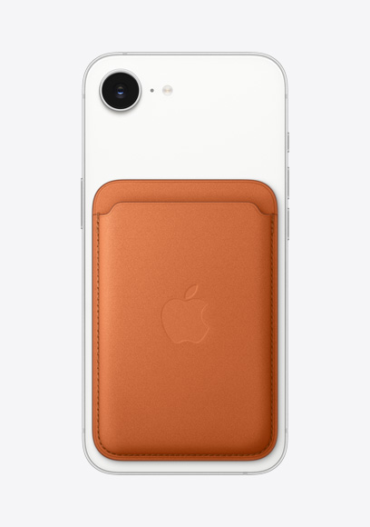 iPhone 17e, taustapuoli, valkoinen väri, kettuoranssi FineWoven-lompakko MagSafella, Fusion-kamera ylhäällä