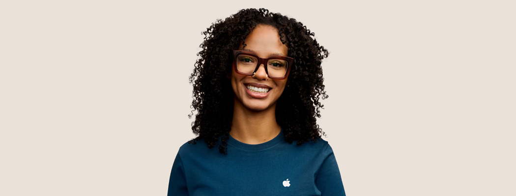 Especialista Apple sorrindo de forma amigável