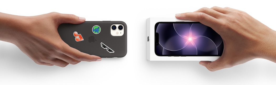 Zwei Hände nebeneinander, eine Hand hält ein iPhone 11 in einem Silikon Case mit Aufklebern auf der Rückseite für die Inzahlungnahme, die andere hält einen Karton für das neue iPhone 17e