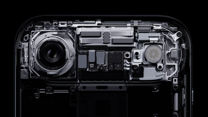 iPhone Air, componenti interni nel pannello in rilievo, tra cui fotocamera principale Fusion, flash e chip