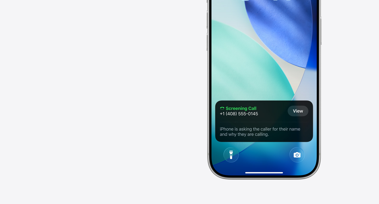 Dolna część ekranu blokady iPhone’a z powiadomieniem o filtrowanym połączeniu, z tekstem: „iPhone prosi rozmówcę o przedstawienie się i podanie powodu połączenia”